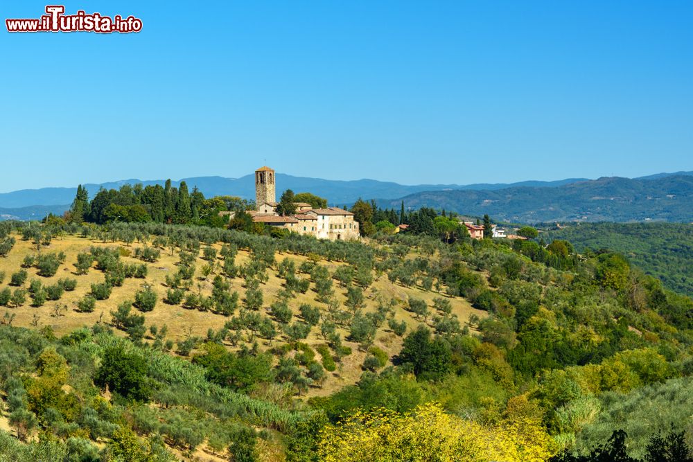 Immagine Un suggestivo panorama rurale con la chiesa di Pieve di Santa Cecilia vicino a San Casciano in Val di Pesa, Toscana.
