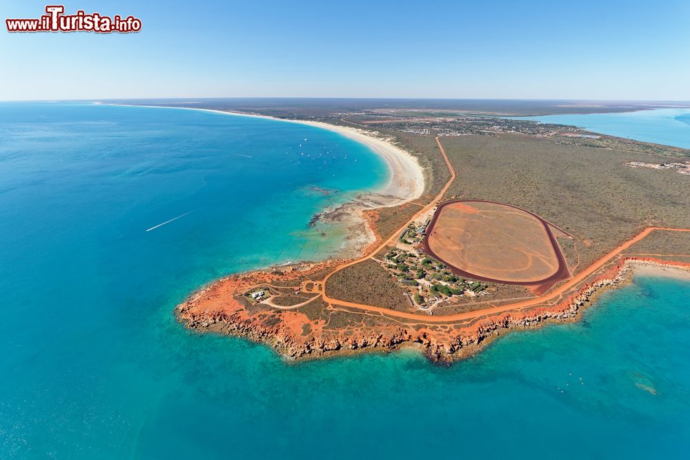 Immagine Un suggestivo scorcio dall'alto di Gantheaume Point e Cable Beach nei pressi di Broome, Australia. Questo promontorio si trova a circa 6 km dalla cittadina di Broome: con la bassa marea a 30 metri dal mare si possono osservare impronte di dinosauri.