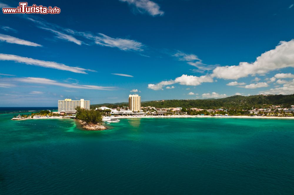 Immagine Un suggestivo scorcio dall'alto di Kingston, Giamaica. Capitale, principale città e porto marittimo della Giamaica, sorge ai piedi delle Blue Mountains, sulla costa sud-orientale dell'isola.