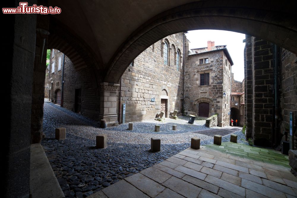 Immagine Un suggestivo scorcio del centro storico di Le Puy-en-Velay, Francia. Questa località si trova nel dipartimento dell'Alta Loira.