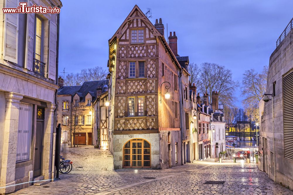 Immagine Un suggestivo scorcio del centro storico di Orléans by night: una strada pavimentata con blocchi di pietra e una casa ad angolo a graticcio (Francia).