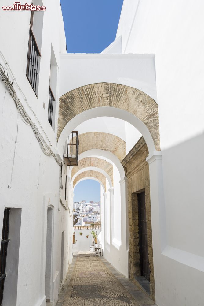 Immagine Un suggestivo scorcio della piccola cittadina di Vejer de la Frontera, provincia di Cadice, Spagna. Situata su un colle, è caratterizzata da case bianche e strette viuzze.