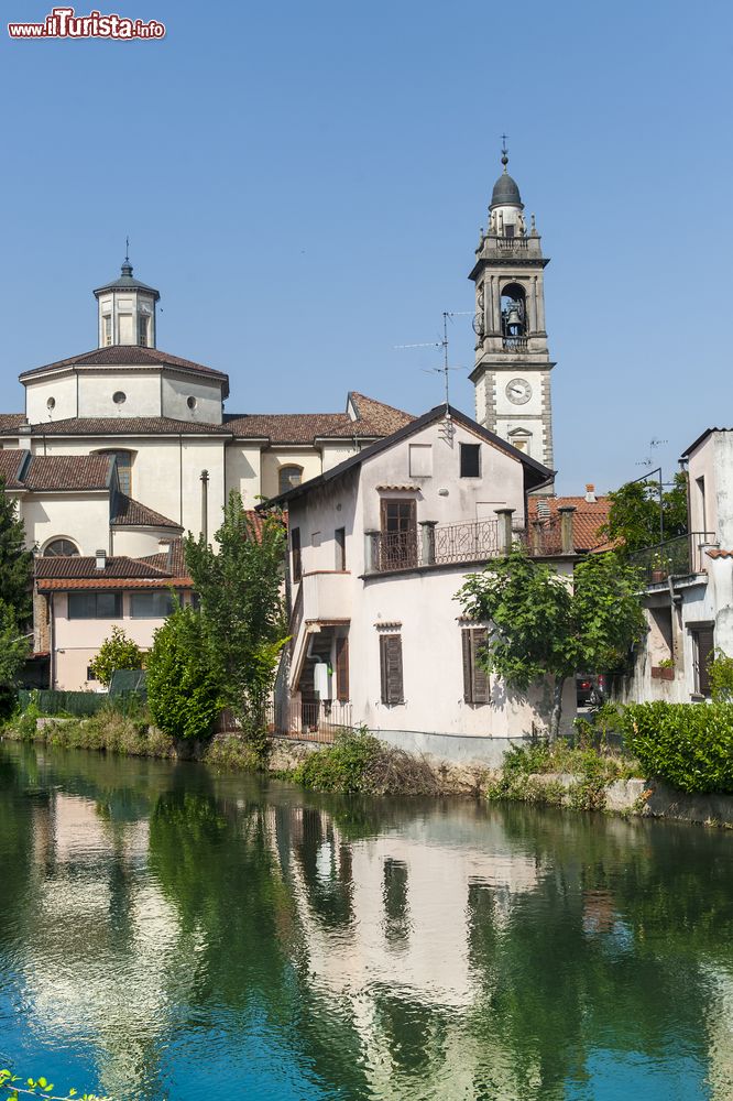 Immagine Un suggestivo scorcio di Gorgonzola con i vecchi edifici affacciati sul Naviglio della Martesana, Lombardia.