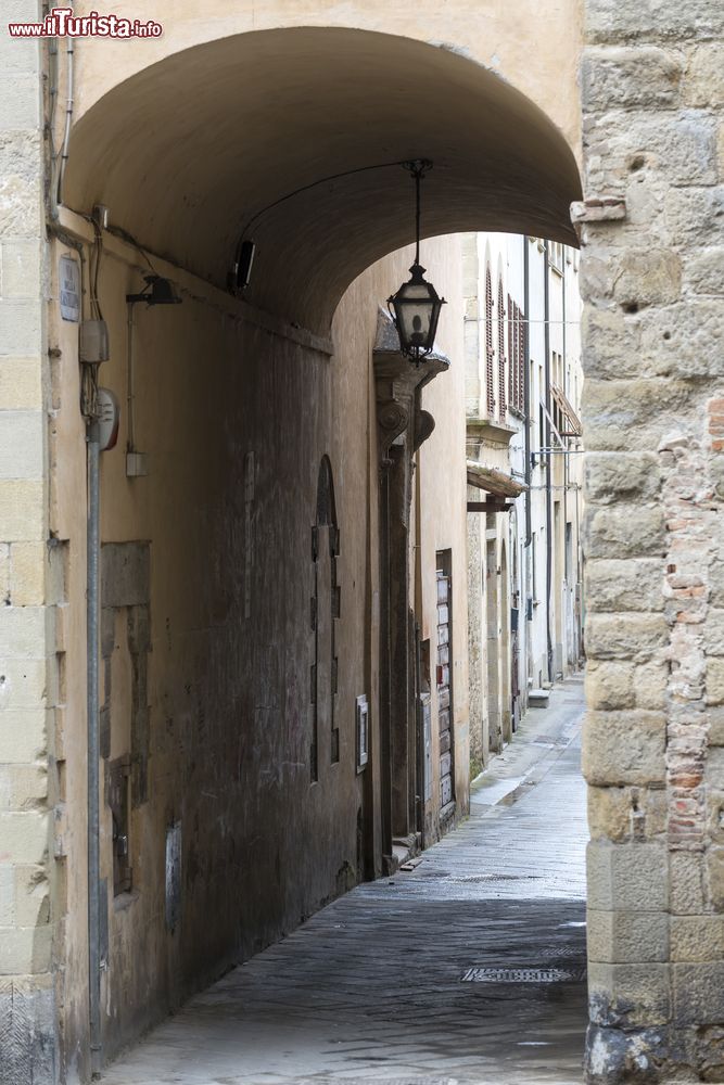 Immagine Un suggestivo scorcio fotografico della città di Sansepolcro, Arezzo, Toscana. Una delle viuzze all'interno della cinta muraria della città che ha dato i natali a Piero della Francesca.