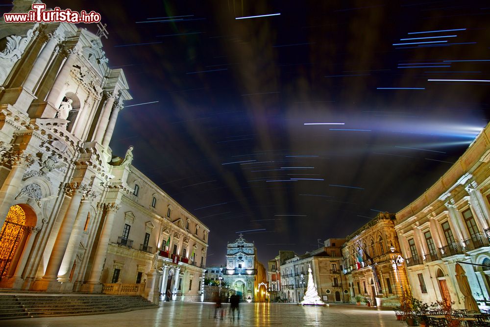 Immagine Un suggestivo scorcio notturno della vecchia Siracusa sull'isola di Ortigia, Sicilia.