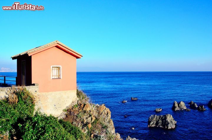 Immagine Un suggestivo scorcio panoramico del Mar Mediterraneo visto dal lungomare di Arenzano, Liguria.