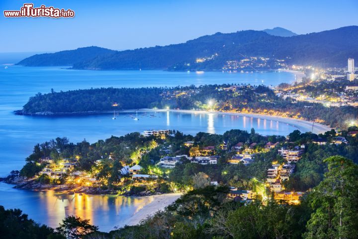 Immagine Un suggestivo scorcio panoramico di Patong Beach a Phuket al calar del sole dal belvedere Karon (Thailandia).