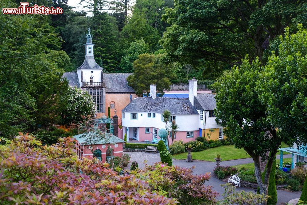Immagine Un suggestivo scorcio panoramico di Portmeirion, Galles, UK. Il villaggio turistico è stato più volte utilizzato come set per riprese televisive.