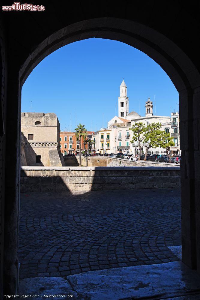 Immagine Un suggestivo scorcio sulla vecchia Bari, Puglia, Italia. Bari è una scoperta affascinante grazie ai suoi due volti: quello ipnotico dell'antico centro storico e quello dell'elegante quartiere murattiano - © Kagai19927 / Shutterstock.com