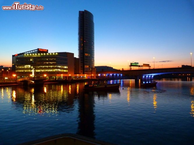 Immagine Un suggestivo tramonto a Belfast, Irlanda del Nord. Cultura, storia e abitanti sorprendentemente cordiali: questa è Belfast, dove venne costruito il Titanic e dove le pareti ospitano murales politici.