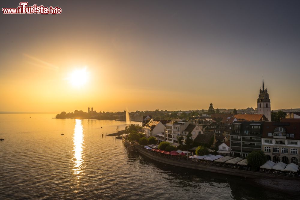 Immagine Un suggestivo tramonto sul lago di Costanza visto da Lindau, Germania. La città è conosciuta per il suo centro storico medievale.