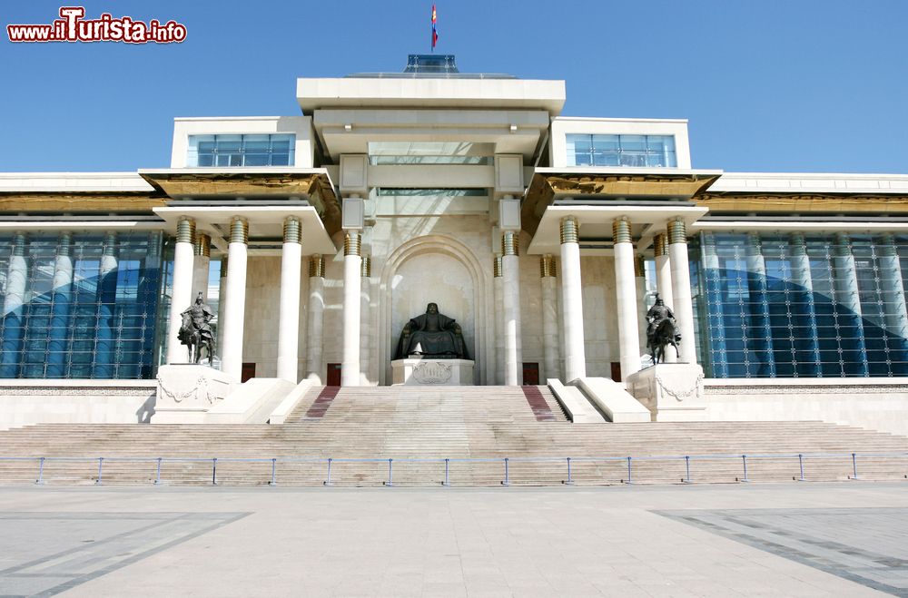 Immagine Suhbaatar Square, di fronte all'edificio del Parlamento a Ulan Bator, Mongolia.