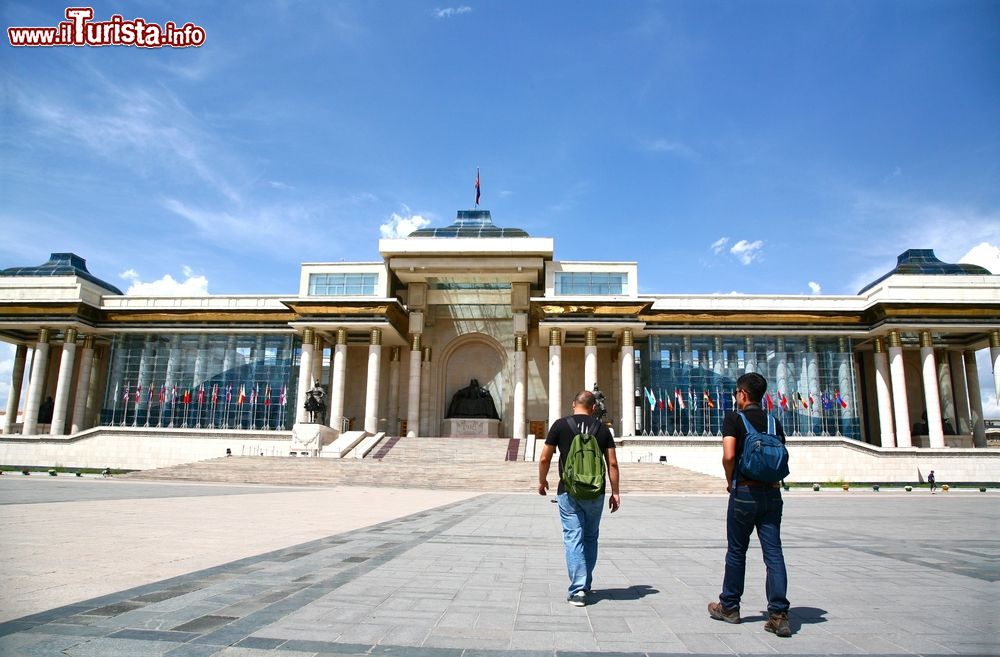 Immagine Sukhbaatar Square a Ulan Bator, Mongolia. E' la principale piazza della capitale mongola.