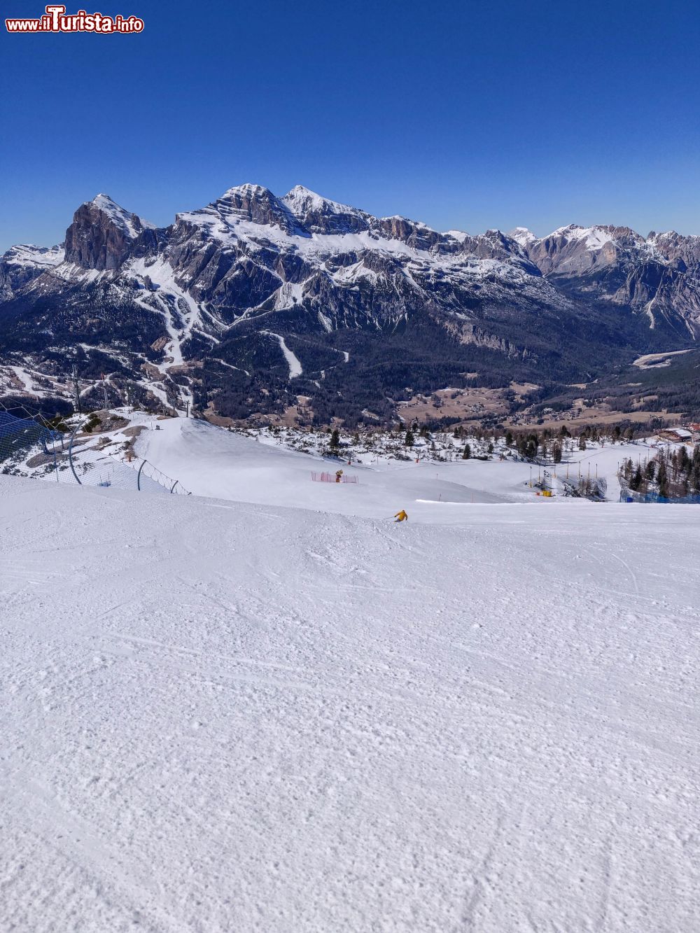 Immagine Sulle piste da sci al Faloria: la pista Tondi a Cortina d'Ampezzo  - © OMNIA Relations / Martina De Biasi