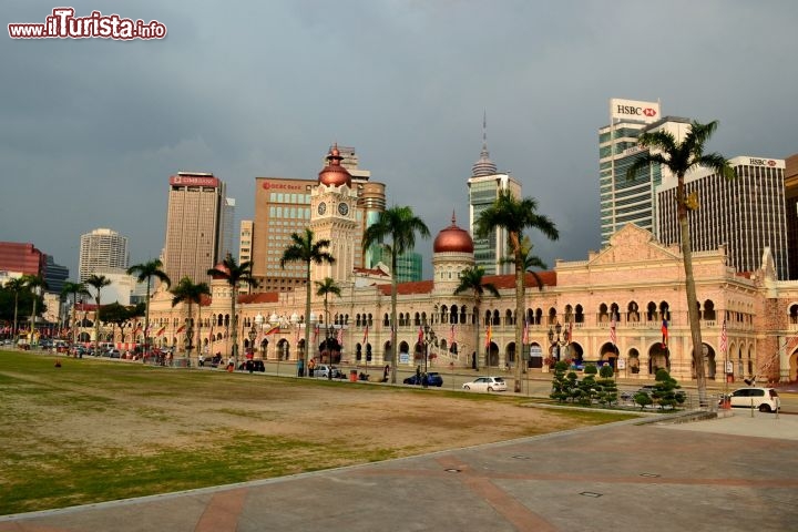 Immagine Sultan Abdul Samad building: è uno degli edifici simbolo di Kuala Lumpur. Si trova su un lato di Merdeka Square. Costruito durante l'epoca coloniale, fonde stili architettonici molto diversi tra loro.