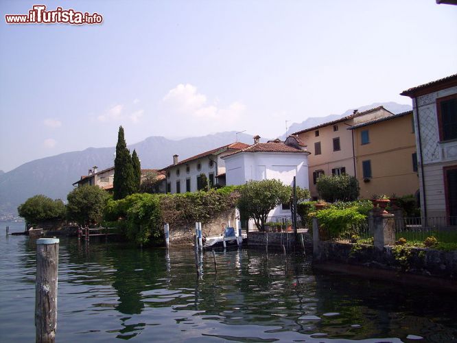 Immagine Le case del villaggio di Sulzano s'affacciano sul lago Iseo, di fronte al Monte Isola - © Wikipedia