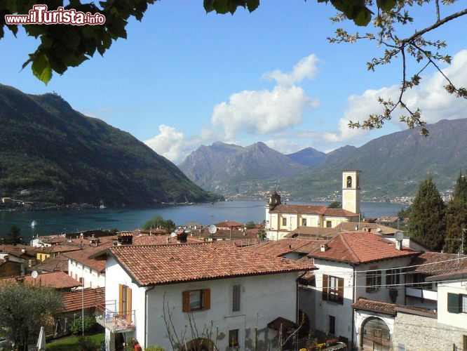 Immagine Sulzano, Lombardia: panoramica del borgo e del Lago di Iseo. Sullo sfondo, a sinistra, il profilo della vicina Monte Isola  - © Wikipedia