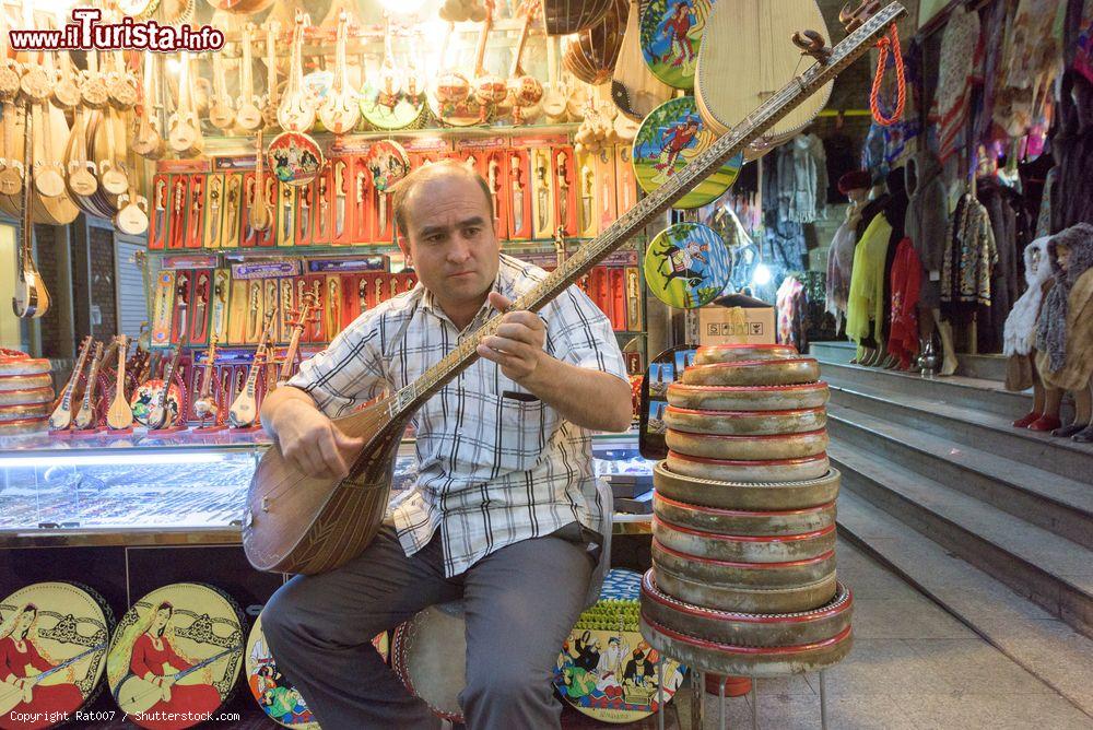 Immagine Un suonatore di domra, strumento musicale russo, all'International Grand Bazar di Urumqi, Cina  - © Rat007 / Shutterstock.com