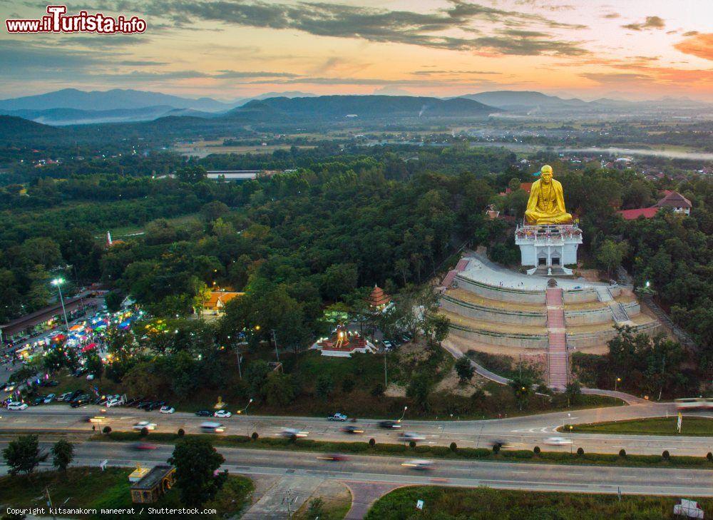 Immagine La superstrada di Lamphun (Doi ti) fotografata di sera, nord della Thailandia - © kitsanakorn maneerat / Shutterstock.com