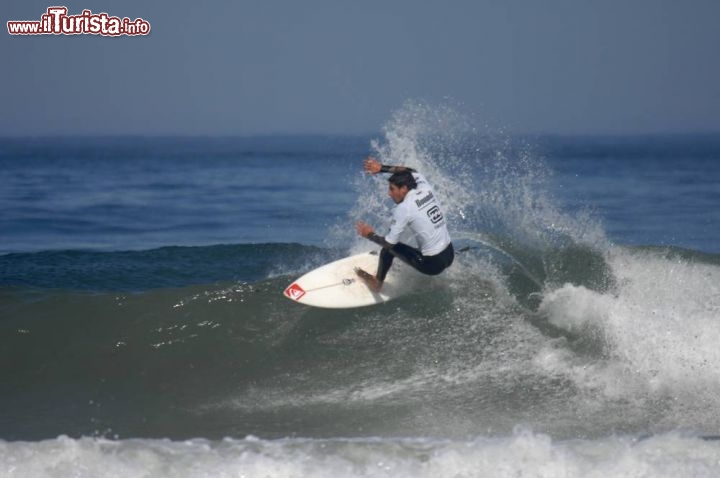 Immagine Surf ad Ericeira durante il Buondi Billabong; in azione Jeremy Flores - © Pedro Monteiro / Shutterstock.com