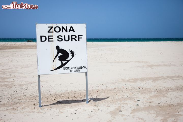 Immagine Surf in spiaggia a Tarifa, Spagna. Un cartello indica che questo tratto di spiaggia è frequentato da chi pratica surf  - © Zai Aragon / Shutterstock.com