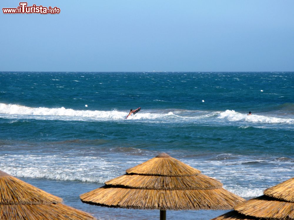 Immagine Surf su di una spiaggia di Pozzallo in una giornata di vento in Sicilia