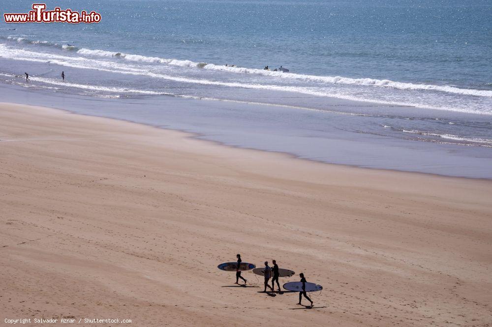 Immagine Surfers sulla spiaggia di Taghazout, Marocco. La luce della mattina è perfetta per ammirare l'oceano e cogliere le onde giuste per divertirsi con il surf - © Salvador Aznar / Shutterstock.com