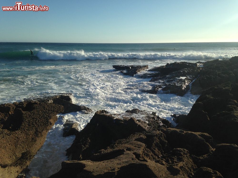 Immagine Surfing a Anchor Point, Taghazout, Marocco. Siamo in una delle località più amate dai surfisti di tutto il mondo che si danno appuntamento qui per affrontare le lunghe onde dell'oceano Atlantico. 