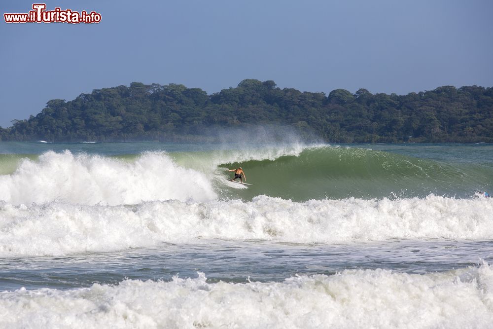 Immagine Surfing a Bocas Del Toro, Panama. Per i principianti è perfetta Playa Punch per fare surf mentre i più esperti potranno divertirsi a Playa Bluff.