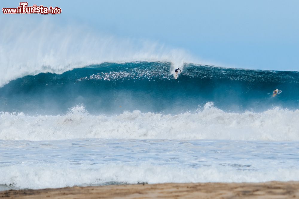 Immagine Surfisti su un'onda enorme a Puerto Escondido, Messico.