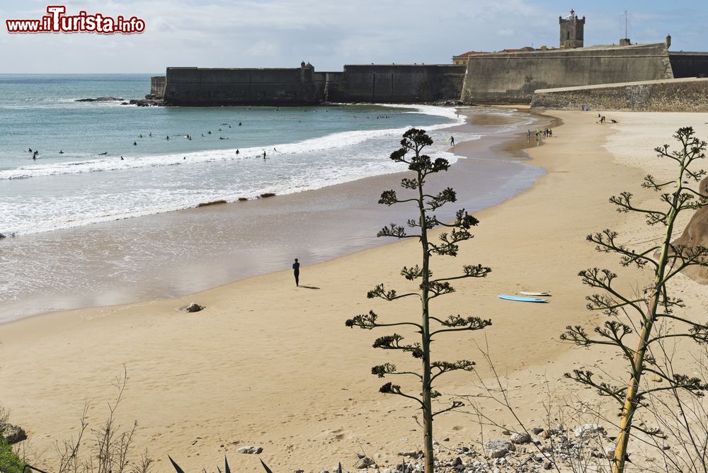 Immagine Surfisti sulla spiaggia della torre a Oeiras, Portogallo. Questa cittadina, situata a 10 km da Lisbona, vanta diverse spiagge dalla sabbia fine e dorata. Le acque che lambiscono Oeiras vengono considerate come la prima riserva mondiale per il surf.
