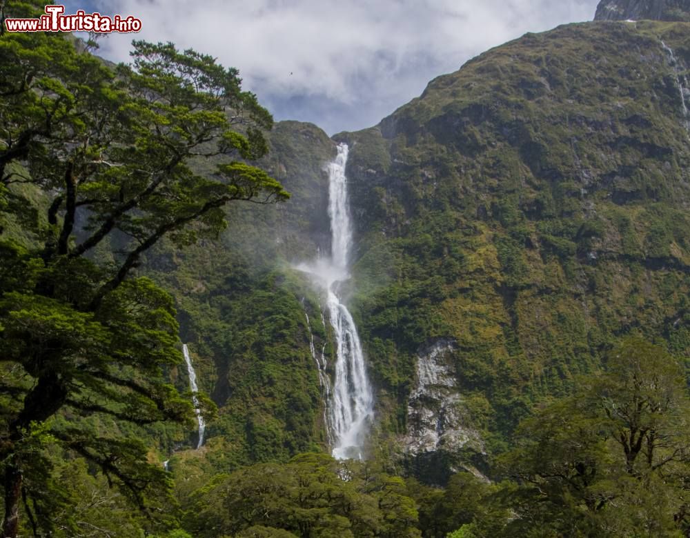 Immagine Sutherland Falls si trovano lungo il Milford Sound, Isola del Sud in Nuova Zelanda
