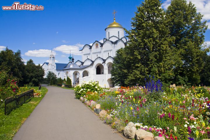 Immagine Suzdal, località dell'Anello d'Oro, Russia - Il particolare stato giuridico di Suzdal è quello di una città museo in cui tutti i monumenti storici sono tutelati e dove è proibita la costruzione di nuovi edifici nel centro storico. In una superficie di circa 8 chilometri quadrati sono concentrati oltre  cento monumenti dei secoli XII-XIX © Refat / Shutterstock.com