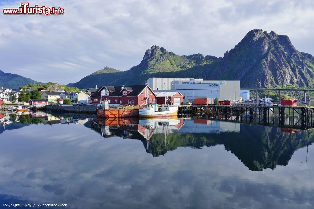 Immagine Svolvaer, Lofoten (Norvegia): panorama del porto e lungomare della cittadina in estate - © EQRoy / Shutterstock.com
