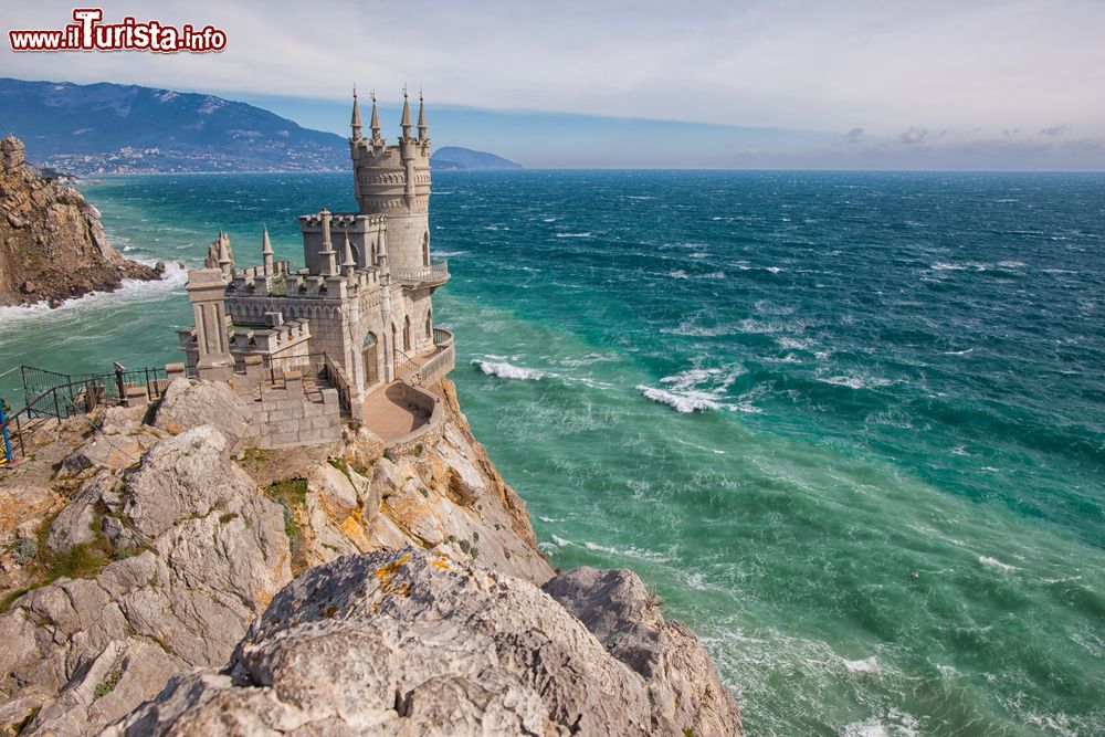 Immagine Lo Swallow's Nest Castle nei pressi di Jalta, Crimea. Nido di rondine è il castello decorativo costruito in stile neogotico fra il 1911 e il 1912 vicino a Gaspra su una scogliera a strapiombo sul mare. Simbolo della costa meridionale della penisola, è uno dei monumenti più visitati della regione.