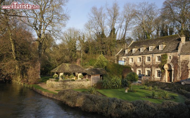 Immagine Swan Hotel e fiume Coln a Bibury, Inghilterra - Questa bella e antica locanda che si affaccia sul fiume Coln è uno degli alberghi più suggestivi delle Cotswolds. Qui si può scoprire il fascino ipnotico dello sciacquio del fiume e il dolce ritmo della vita rurale © Martin Fowler / Shutterstock.com