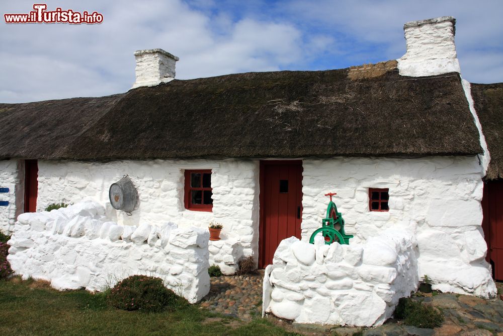 Immagine Swtan, l'ultimo cottage sull'isola di Anglesey, Galles, UK. Nel pittoresco villaggio di Church Bay, sulla costa nord occidentale di Anglesey, si trova questo splendido esempio di cottage gallese del XVII° secolo completamente restaurato. Da notare il tetto in paglia.