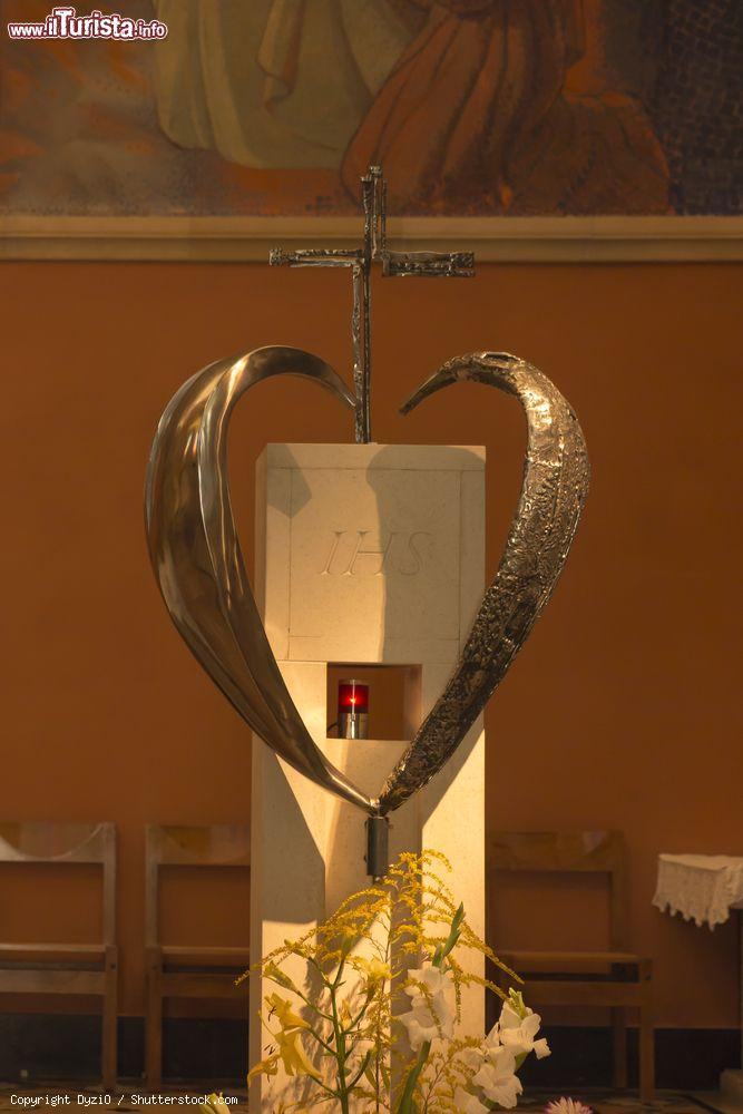Immagine Tabernacolo a forma di cuore nella Cappella delle Apparizioni a Paray-le-Monial, Francia - © DyziO / Shutterstock.com
