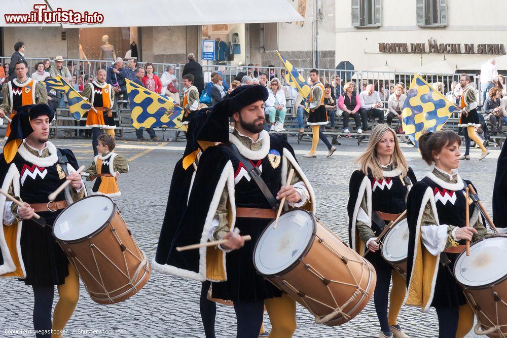 Immagine Taburini del corteo storico alla Festa dei Pugnaloni ad Acquapendente nel Lazio - © megastocker / Shutterstock.com