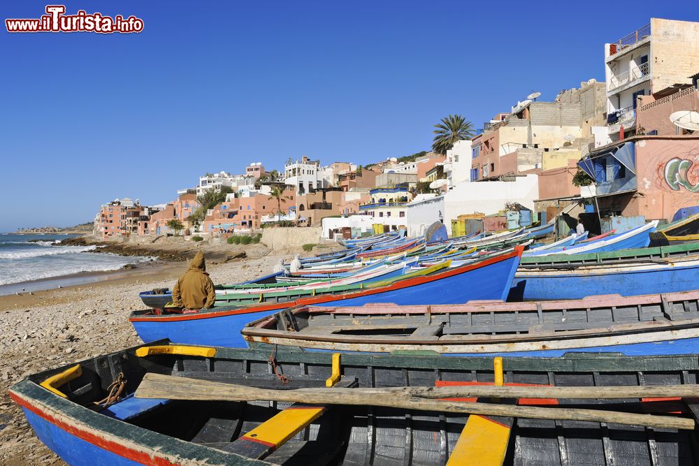 Immagine Taghazout, la spiaggia con le barche in legno dei pescatori, Marocco.