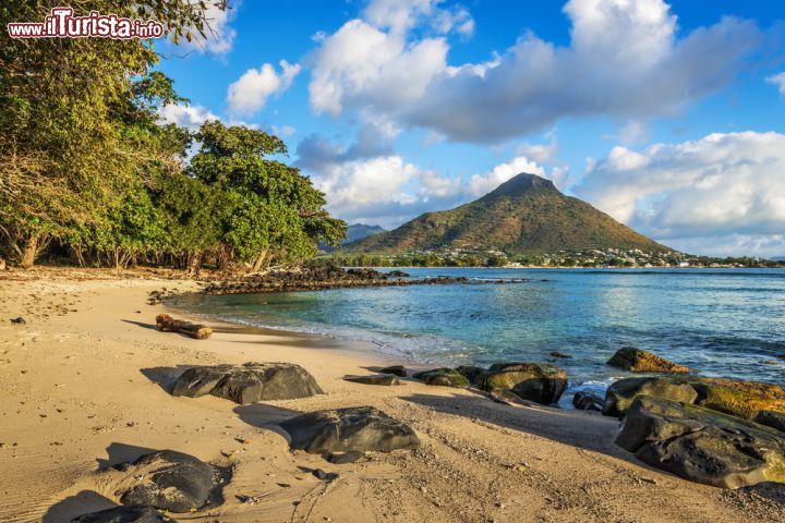 Immagine Rocce e spiaggia a Tamarin Bay, Flic en Flac, Mauritius - Una bella immagine della baia di Tamarin, nel villaggio di Flic en Flac. Questo divertente nome, che deriva da un'espressione olandese con il significato di "terra libera e piatta", si riferisce sia al vecchio luogo abitato dai pescatori sia a una delle spiagge più famose dell'isola di Mauritius © tobago77 / Shutterstock.com