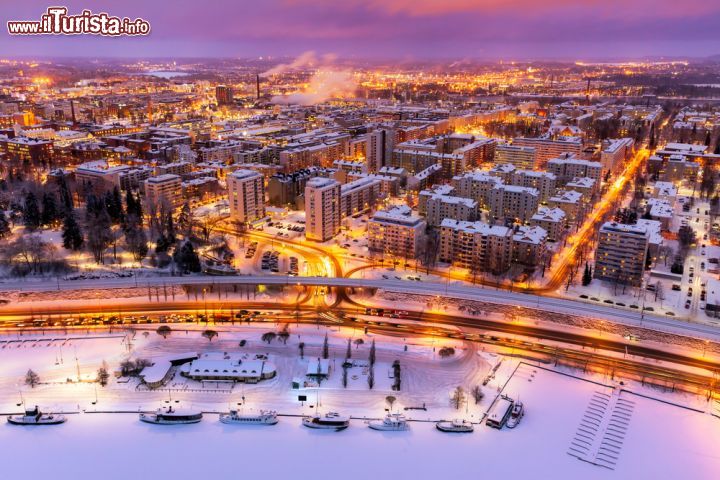 Immagine Tampere by night in inverno, Finlandia - La sua pittoresca posizione fra due laghi, Nasijarvi e Pyhajarvi, rende Tampere una delle più belle città della Finlandia. Qui la neve fa la sua prima comparsa a cavallo di ottobre e novembre per poi sciogliersi solo a marzo © Tero Hakala / Shutterstock.com