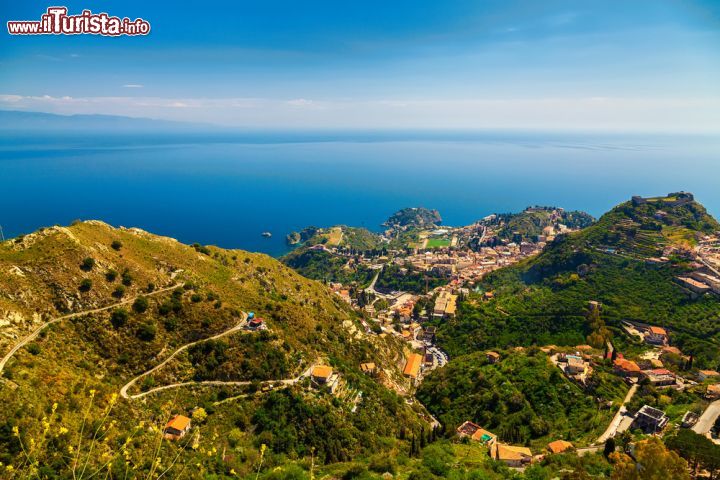 Immagine Taormina vista dall'alto della città di Castelmola, Sicilia. Con il suo aspetto di borgo medievale, l'antica anima greca, i colori e i profumi della vegetazione mediterranea, Taormina è uno dei luoghi più belli al mondo da visitare 