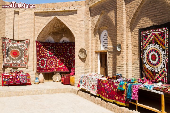 Immagine Tappeti tradizionali esposti nel bazar di Khiva in Uzbekistan - © Milosz Maslanka / Shutterstock.com