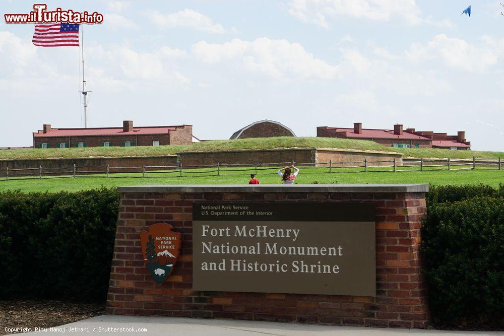 Immagine Targa al Fort McHenry National Monument and Historic Shrine a Baltimora, Maryland. Dal 1925 questo forte è un parco nazionale e gode dello status di monumento americano - © Ritu Manoj Jethani / Shutterstock.com