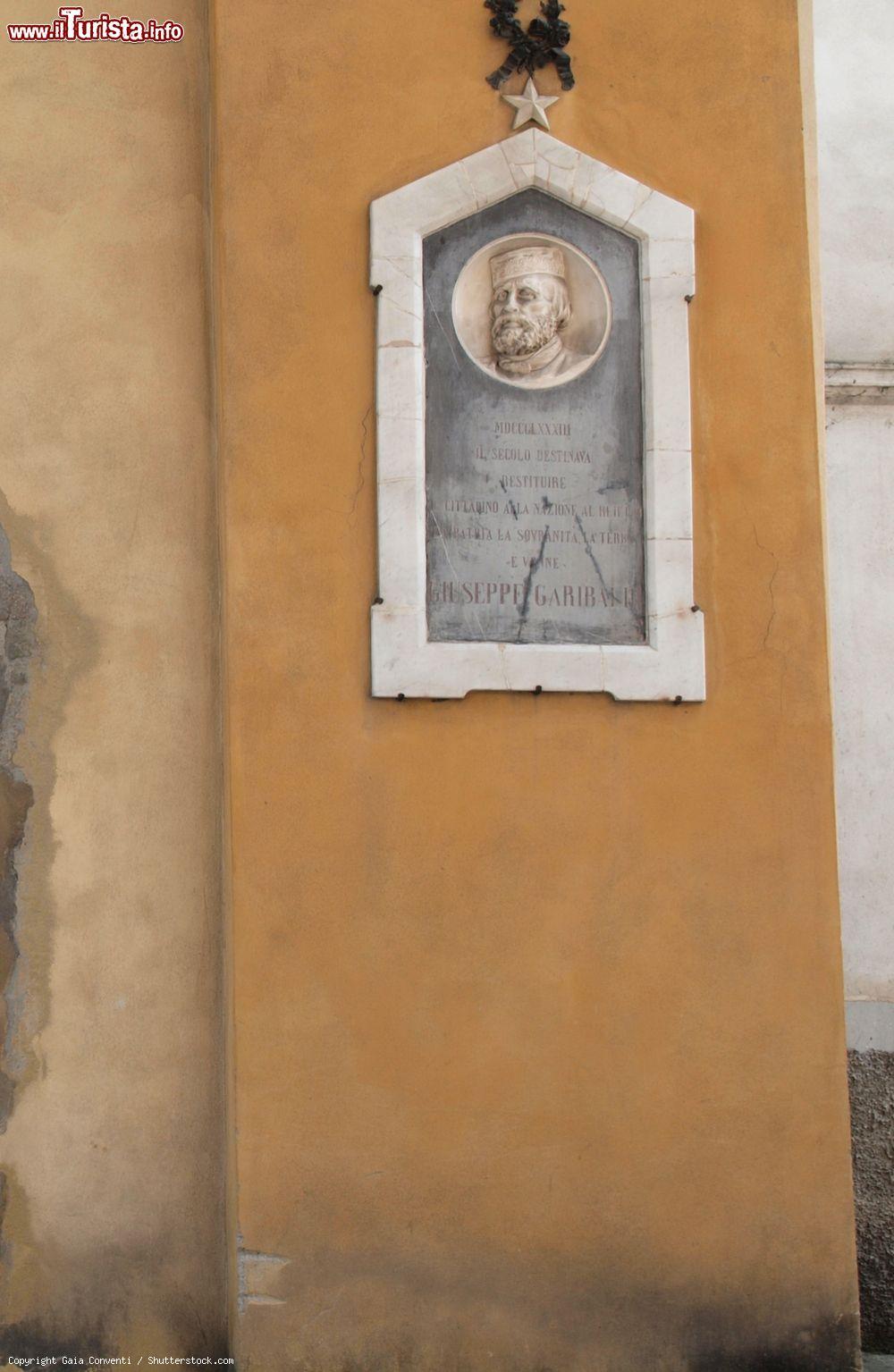 Immagine Targa commemmorativa a Giuseppe Garibaldi in centro a Gualtieri, Reggio Emilia - © Gaia Conventi / Shutterstock.com