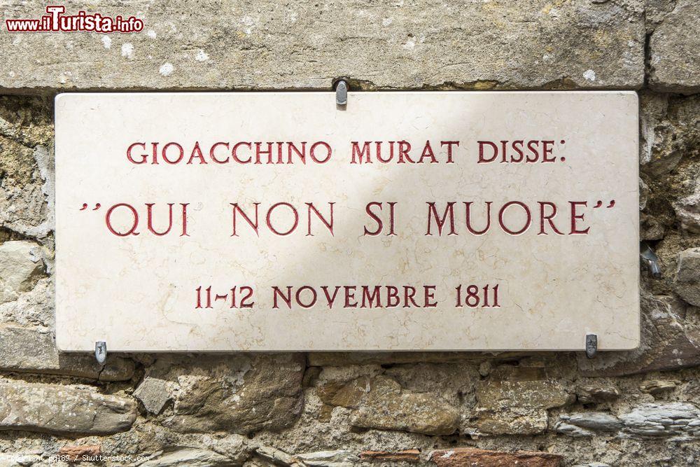 Immagine Targa con frase di Gioacchino Murat a Castellabate, Campania, Italia. Generale francese e re di Napoli, Murat soggiornò a Castellabate di cui descrisse le bellezze. Affascinato dal luogo disse la celebre frase "Qui non si muore" - © pql89 / Shutterstock.com