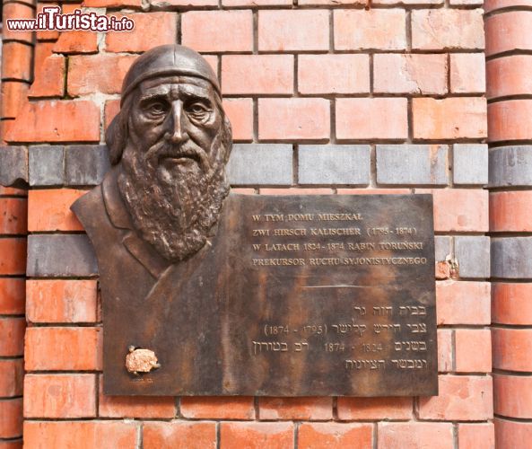 Immagine Targa in memoria del rabbino di Torun Zvi Hirsch Kalischer. Espresse il suo parere favorevole al reinserimento degli ebrei nella terra di Israele - © Joymsk / Shutterstock.com