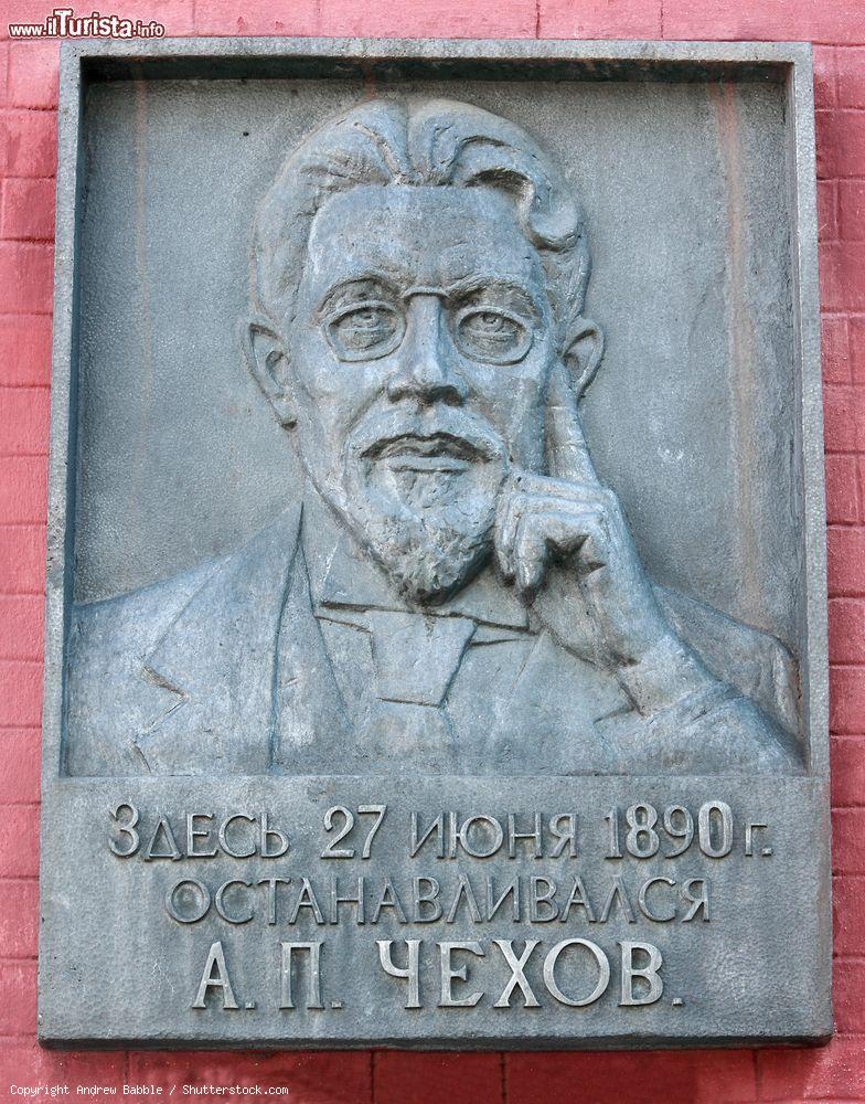 Immagine Una targa in ottone in ricordo della visita di Anton Chekhov a Blagoveshchensk, Russia. Lo scrittore, drammaturgo e medico russo visitò la bella cittadina nel 1890 - © Andrew Babble / Shutterstock.com