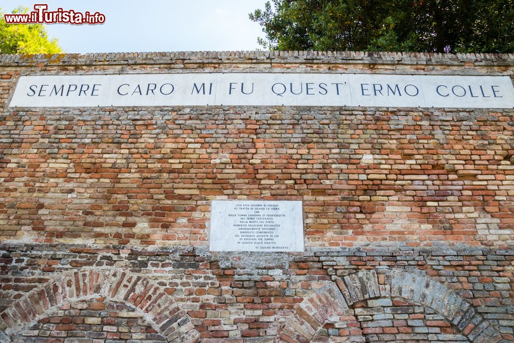 Immagine Targa sul muro del Monte Tabor a Recanati, Marche. Conosciuto come il "colle dell'Infinito", questo parco sorge accanto a Palazzo Leopardi: percorrendo un sentiero si arriva al luogo esatto in cui il poeta compose una delle sue celebri poesie. Proprio sul muro una targa riporta il verso "Sempre caro mi fu quest'ermo colle".